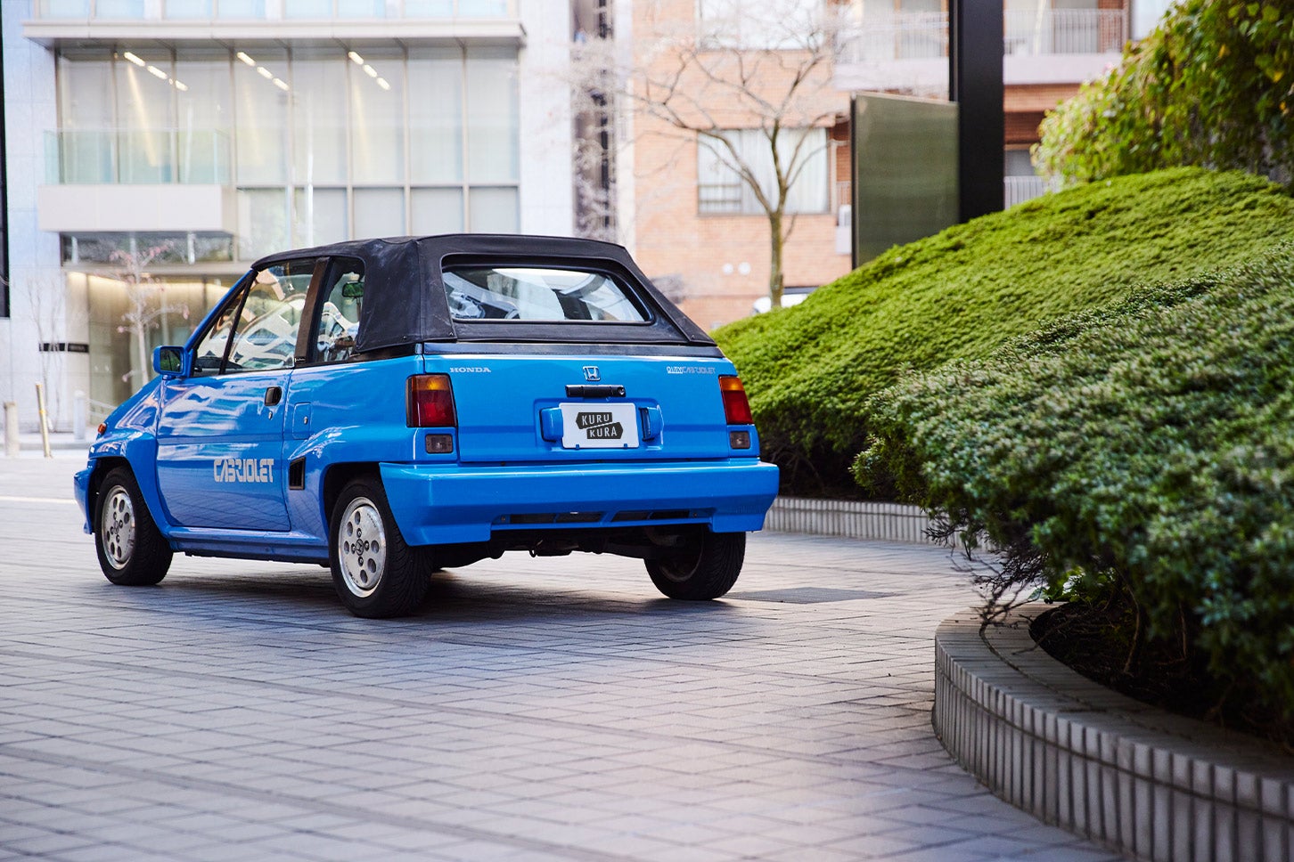 ブルドッグから引き継がれた、前後に張り出したバンパーや角ばったフェンダーがカッコイイです！