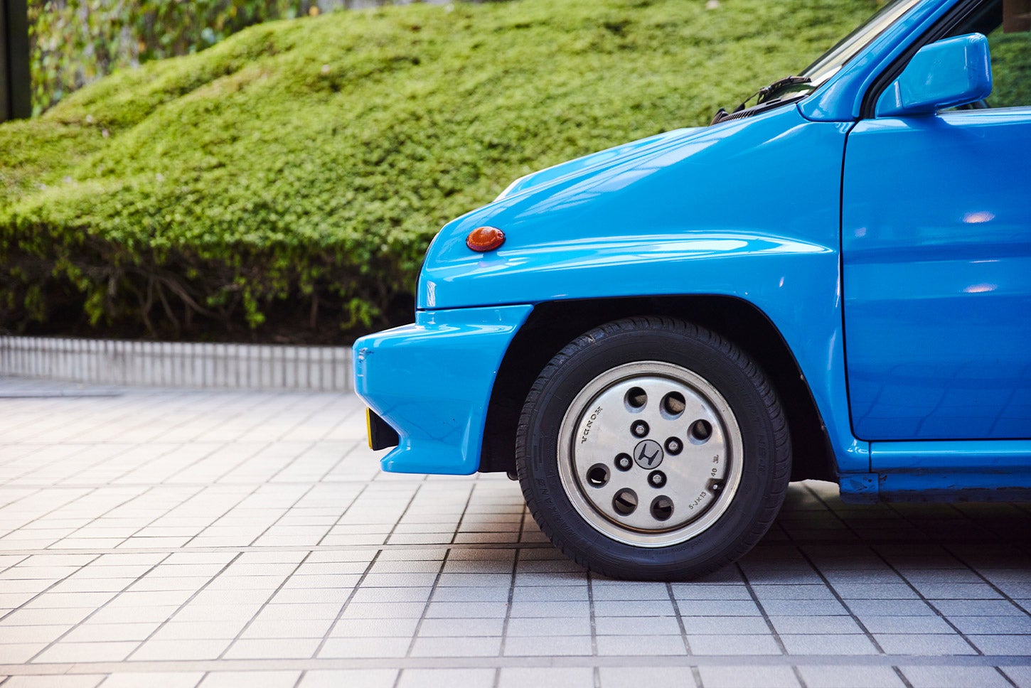 ブルドッグから引き継がれた、前後に張り出したバンパーや角ばったフェンダーがカッコイイです！