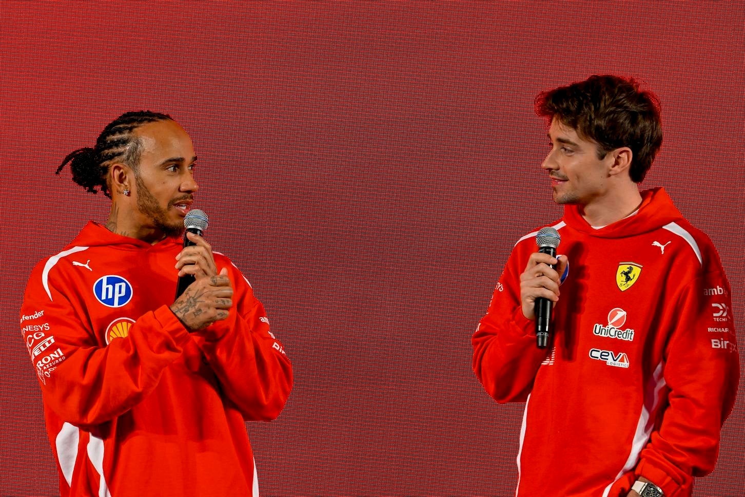 左から、シェル チャンピオンズクラブにてサプライズで登場したルイス・ハミルトン選手と、シャルル・ルクレール選手。