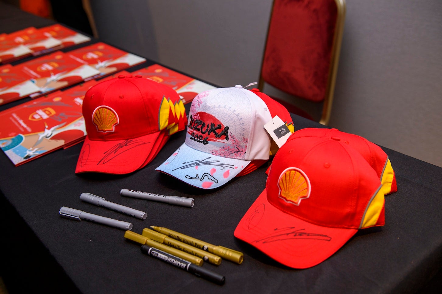 ルイス・ハミルトン選手と、シャルル・ルクレール選手のサイン入りグッズ！ ほ、欲しいです……。