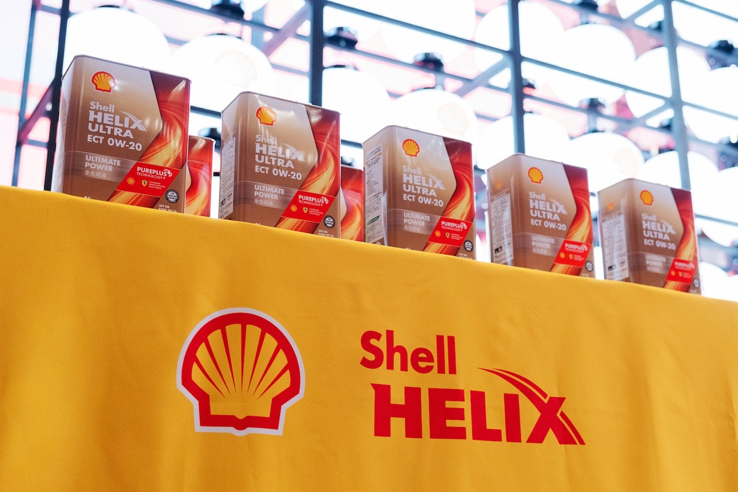 「Shell HELIX ULTRA（シェル ヒリックス ウルトラ）のパッケージ。