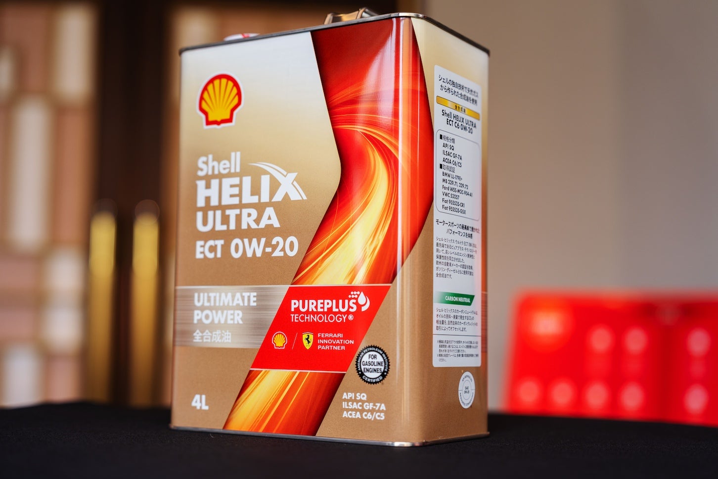 ガソリン・ディーゼルエンジン兼用の「ECT 0W-20」※は、容量別に1L・3L・4L・20L缶がラインナップ。※ECTは Emission Compatible Technology の略で、シェル独⾃の技術名称