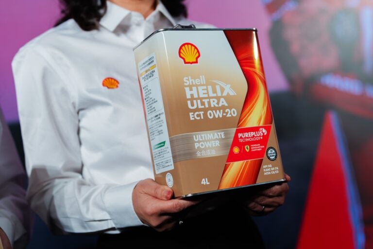 シェル ヒリックス ウルトラシリーズの「ECT 0W-20」4L缶。パッケージにはしっかりフェラーリのロゴが入っています。