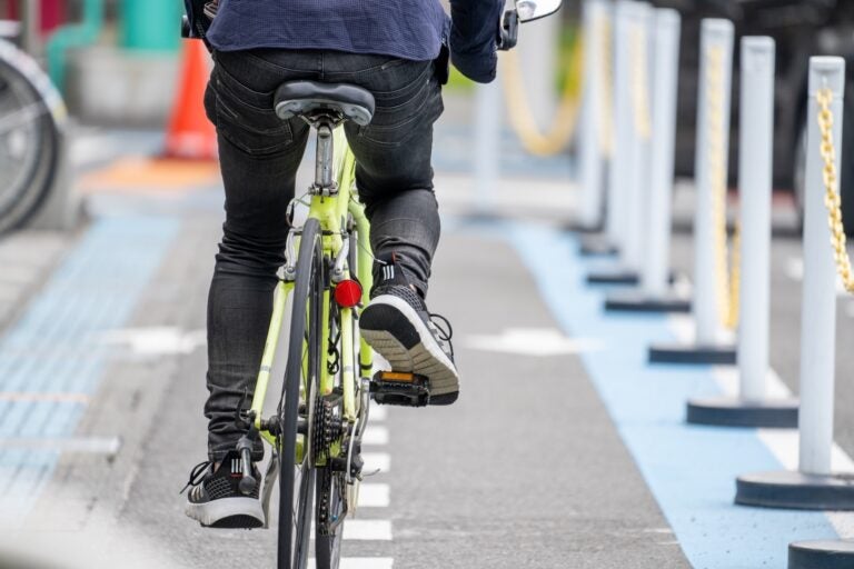 自転車に乗る男性の後ろ姿