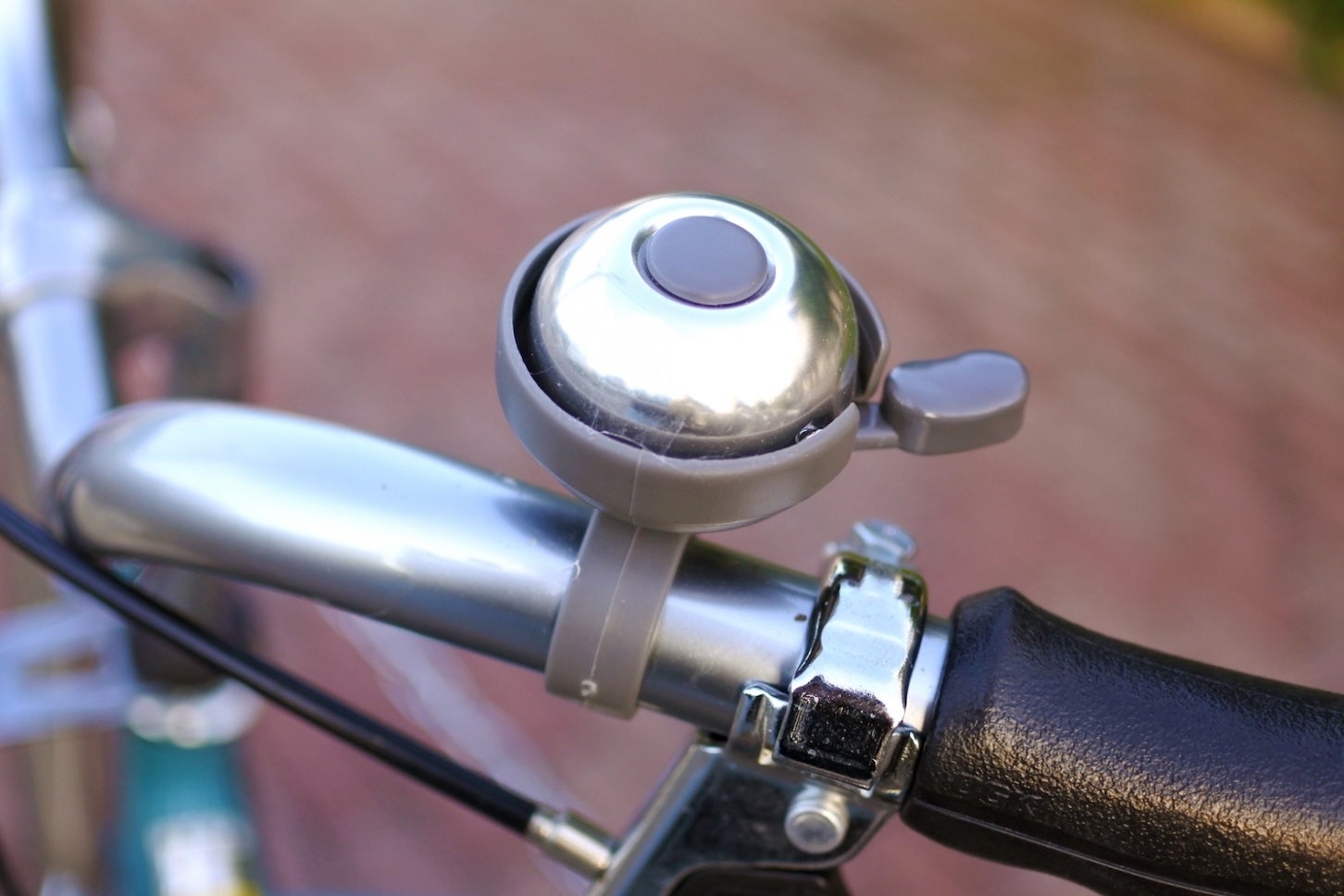 歩行者に道をゆずってもらおうと、自転車のベルを鳴らすと違反に!
