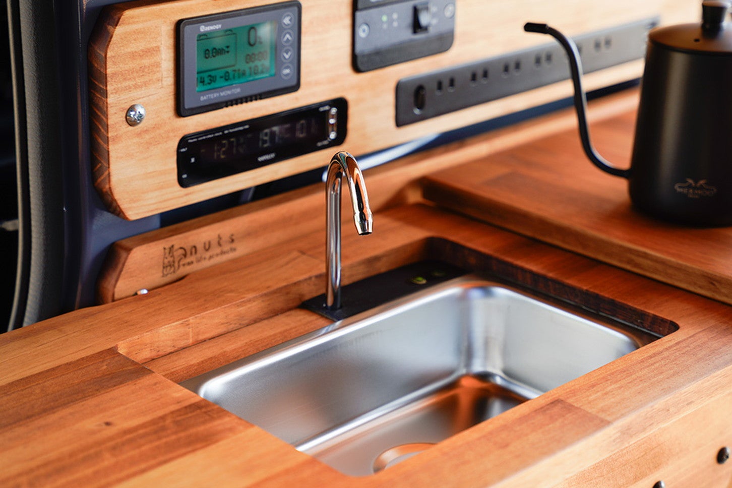 メインのリアテーブルに収納されているサブテーブル。サブテーブルを開けると中からシンクが出現します。