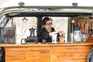 まるで移動式カフェカウンター。MONKEY HEAVENさん（Honda N-VAN）