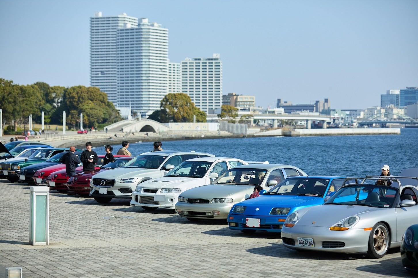 どうですか、このロケーション！ アングルを変えればレインボーブリッジも映ります。一直線に約90台のクルマが並ぶ会場で、とても見やすかったです。