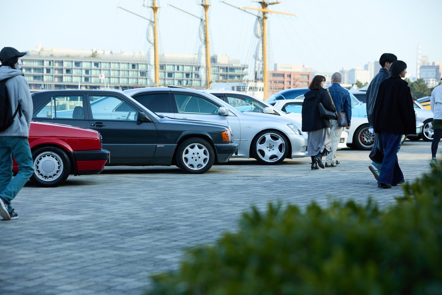 規則正しく、それでいてジャンルが異なるクルマが並ぶ様が面白いですね。