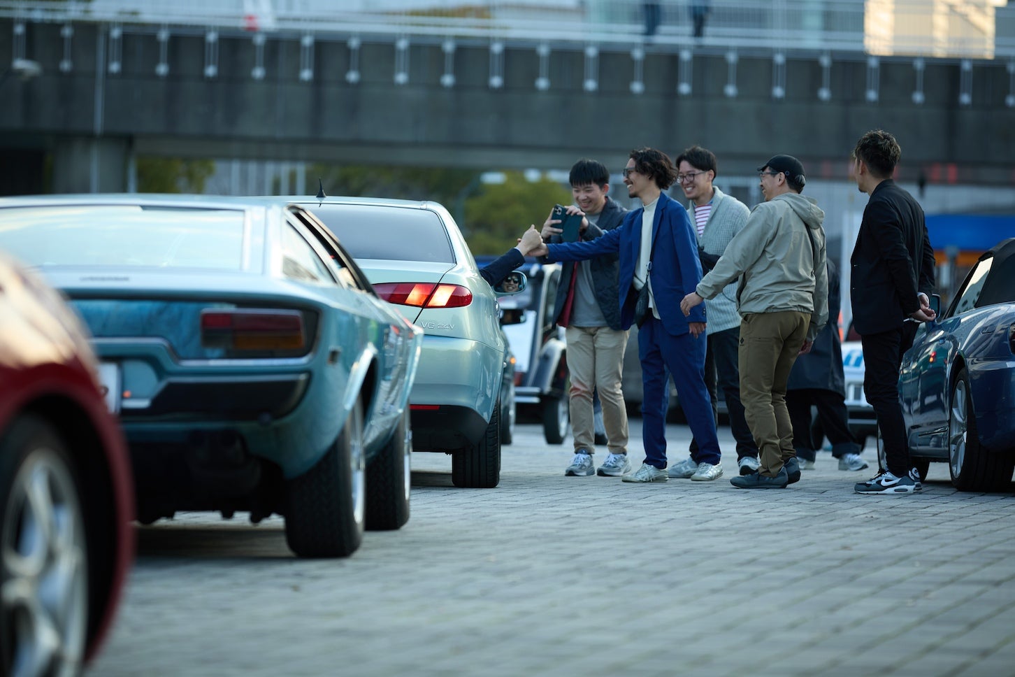 閉会式後は、参加者一人ひとり（1台ずつ）に挨拶を交わしながら見送るYCSの3名。その場にいる全員が笑顔に包まれていました。