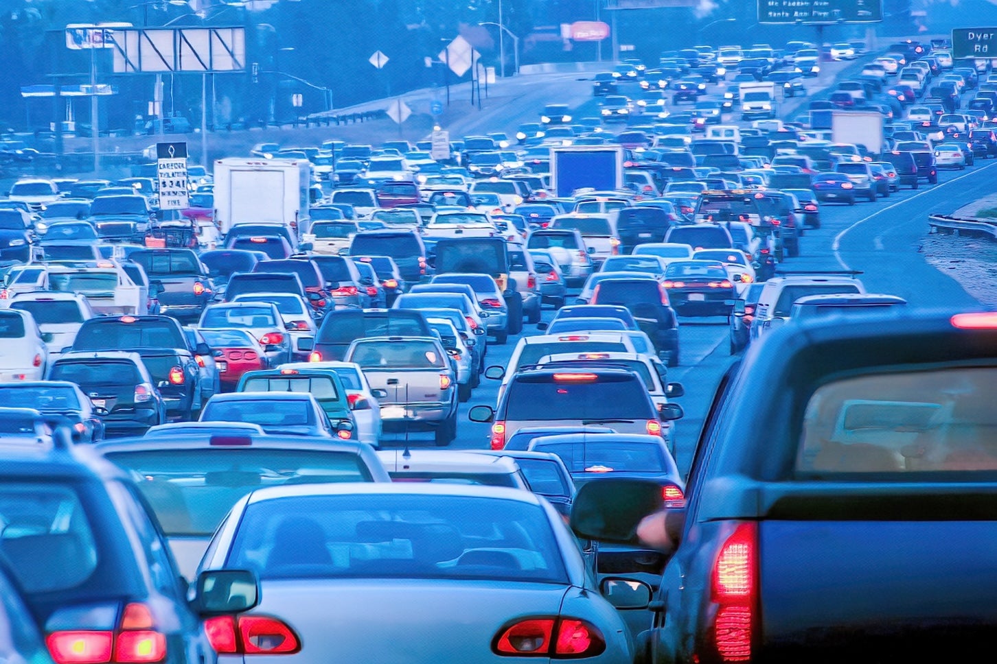 高速道路の渋滞イメージ写真