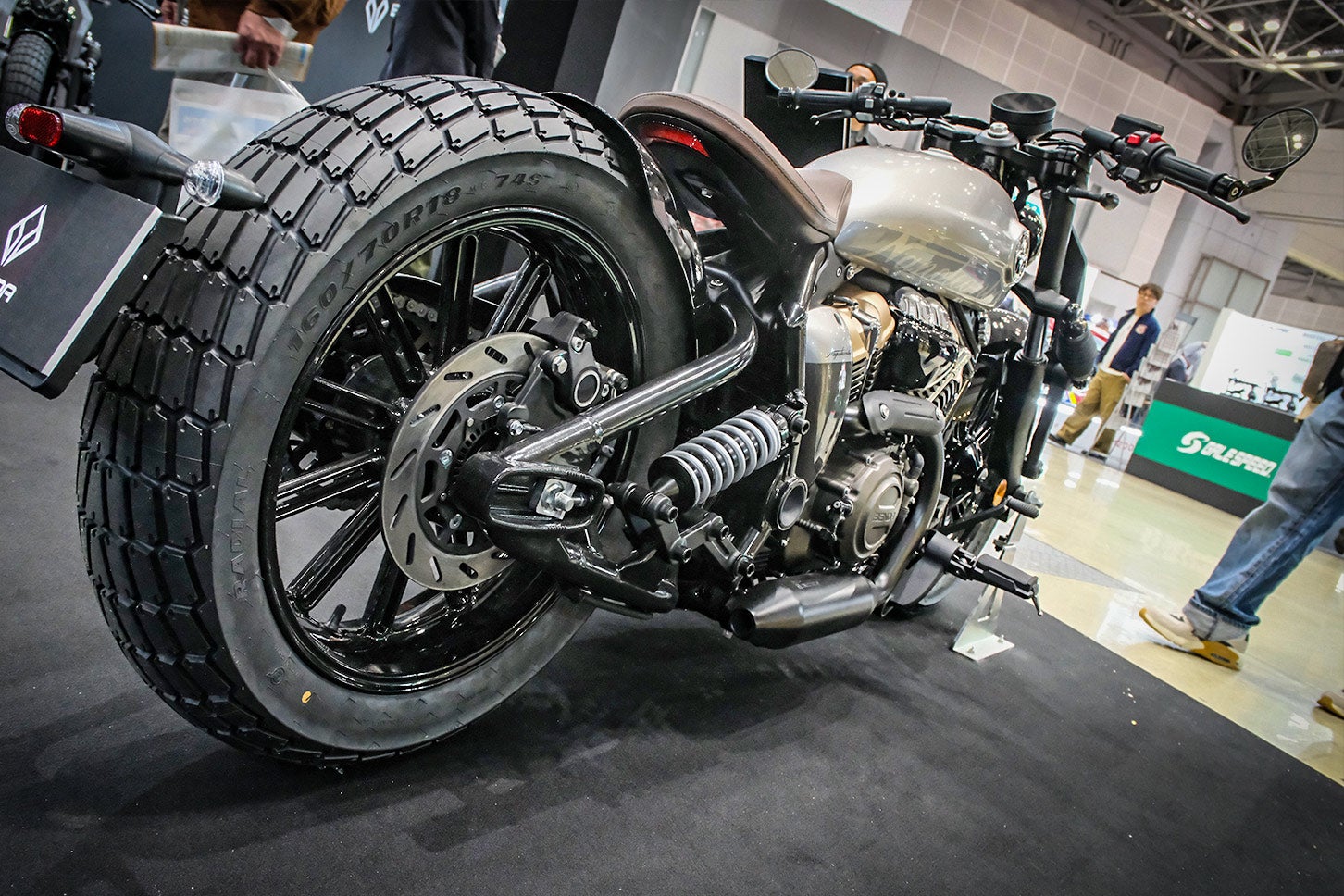 ワイド＆ロングなシルエットに、短めな前後フェンダーと1人乗り用サドルを装備したナポレオンボブ250。ノーマル状態でもカスタムを施したかのようなボバースタイルを楽しめる。