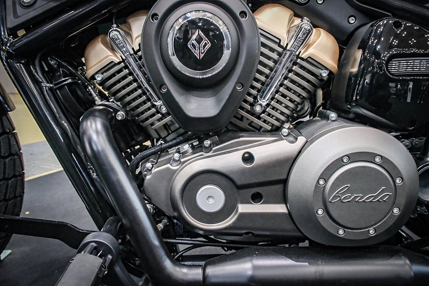 ナポレオンボブ250は249cc水冷4ストロークVツインエンジンを搭載。これがメカメカしくて格好良い！