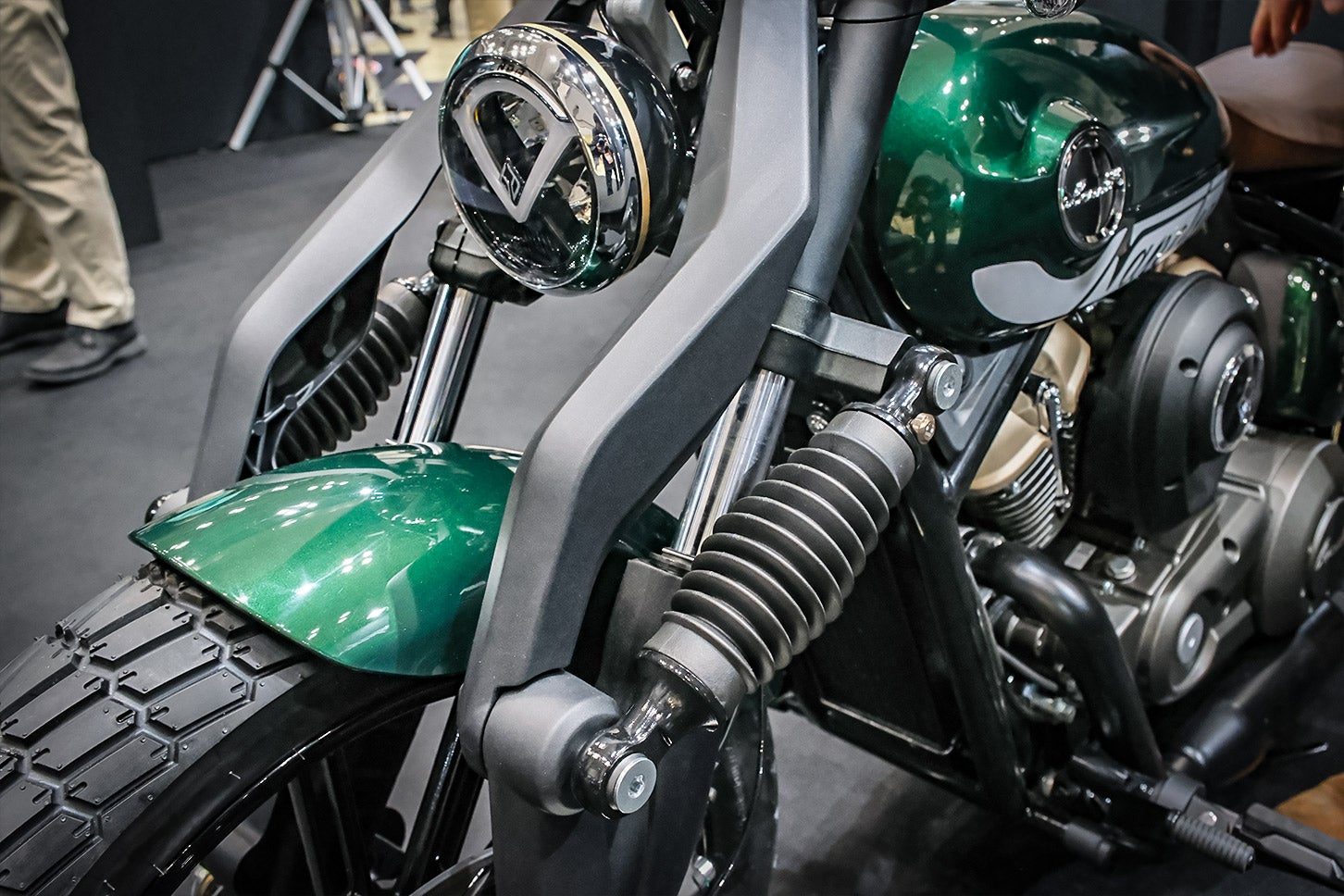 テレスコピック/マルチリンク式フロントフォークを採用したフロントサスペンションの構造が異形感を放っている。