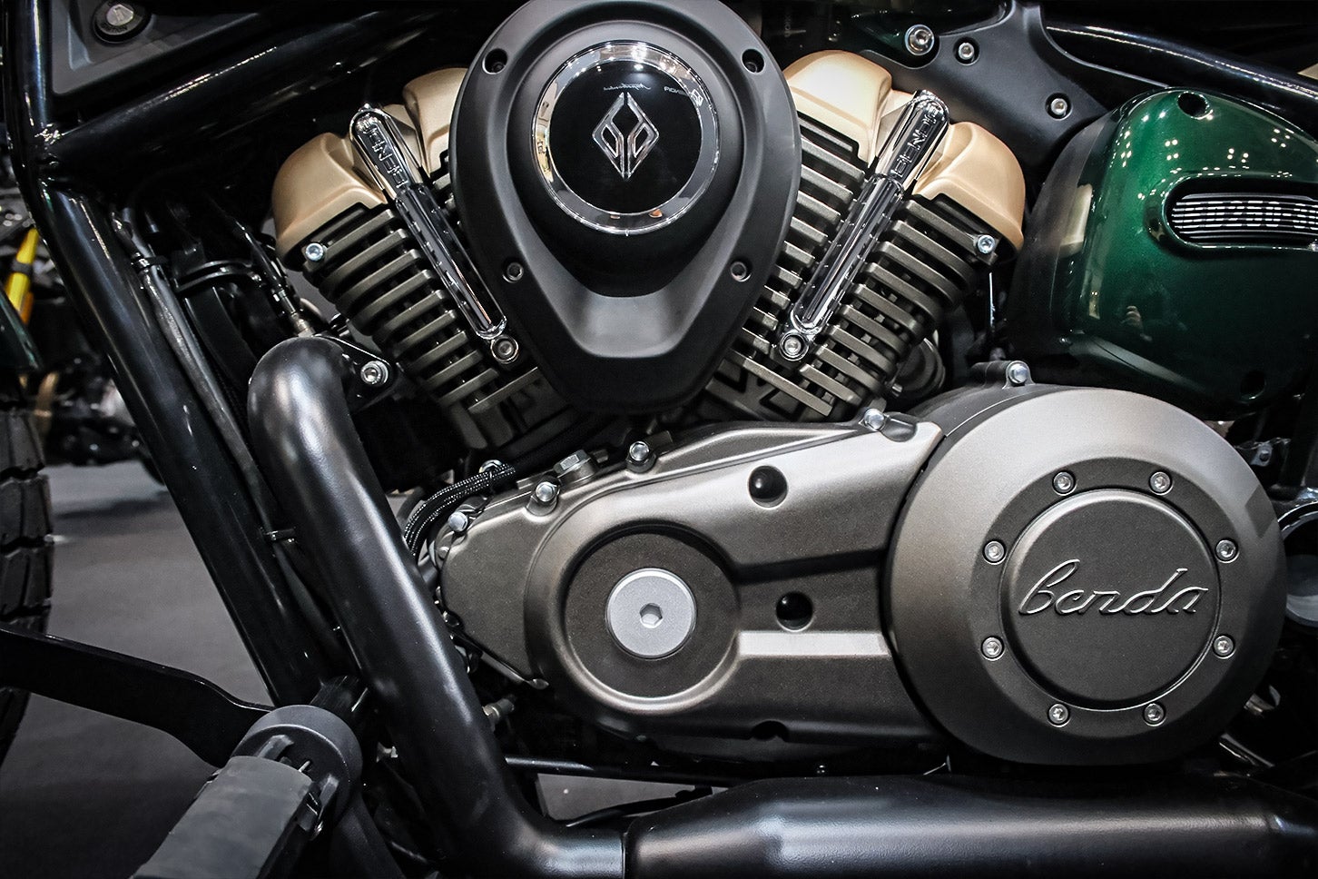 ナポレオン ボブ250は249cc水冷4ストロークVツインエンジンを搭載。これがメカメカしくて格好良い！