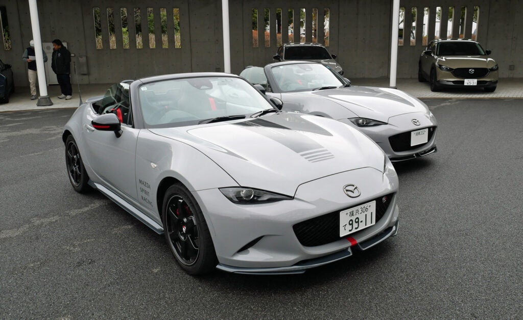 総額866万5822円！ 「マツダ スピリット レーシング ロードスター 12R