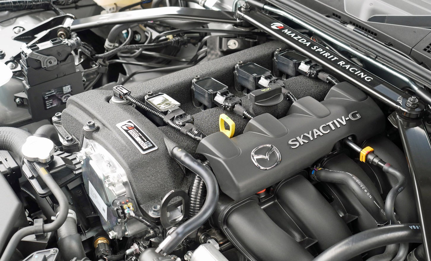 MSpRロードスター12Rに搭載された「SKYACTIV-G 2.0（200PS）」エンジン。特別ロゴをあしらったタワーバーオプションを装着した状態。