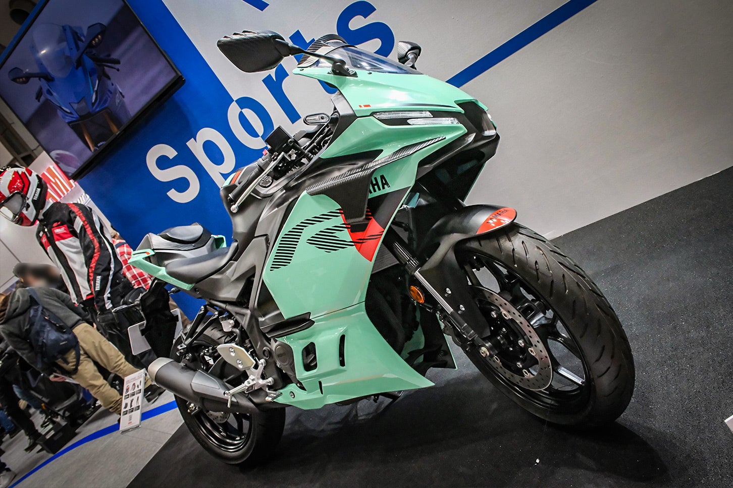 YZF-R3に新たに追加されたボディカラー「ライトグリーン」は、見た目のインパクトも抜群。Y2Kトレンドを支持する若年層から人気を集めそうだ。