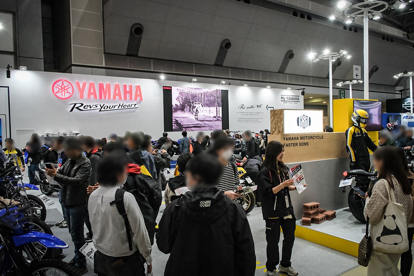 東京モーターサイクルショー2026のヤマハブースでは、他社ブースと比べて若年層や女性の来場者が多い印象を受けた。