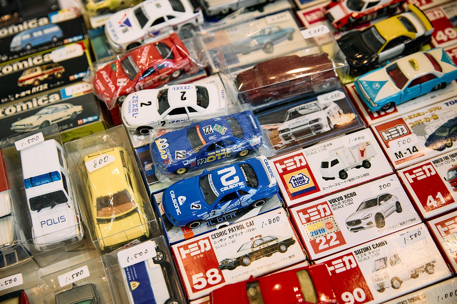 （写真中央）レースフィールドで活躍したGT-Rの特注トミカを発見！ スポンサー名まで細かく再現されている。