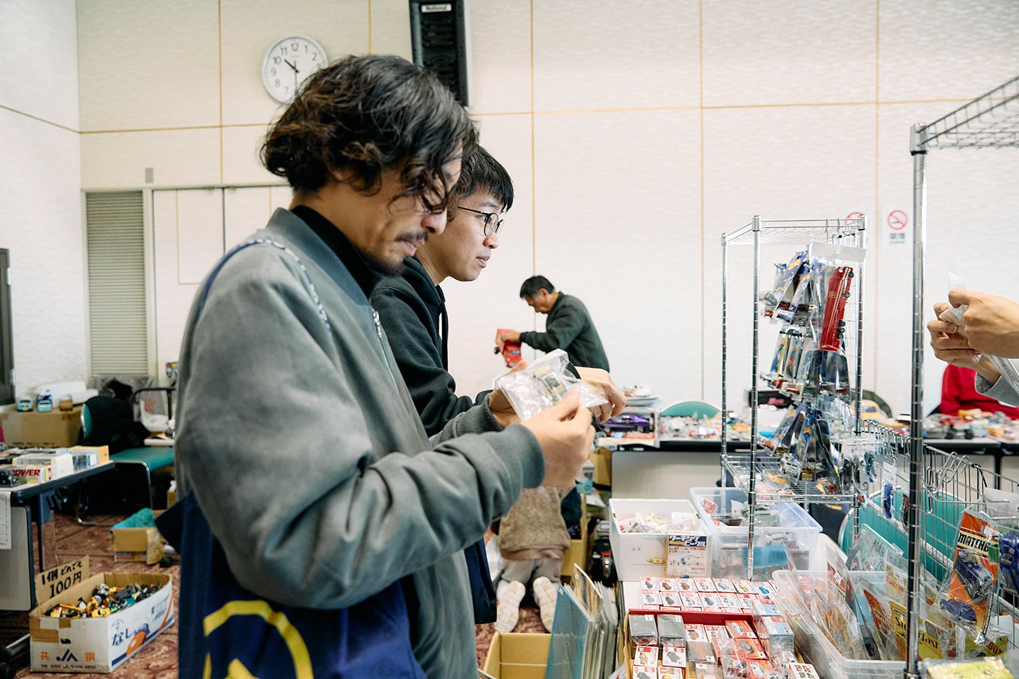 YOKOHAMA Car Sessionの後藤和樹（写真手前）と、甲野大輔（写真奥）。フリマなので値下げ交渉もOK！ 商品をまじまじと眺めていると、そのアイテムのエピソードを熱く語られ、つい購入してしまうこともしばしば（笑）
