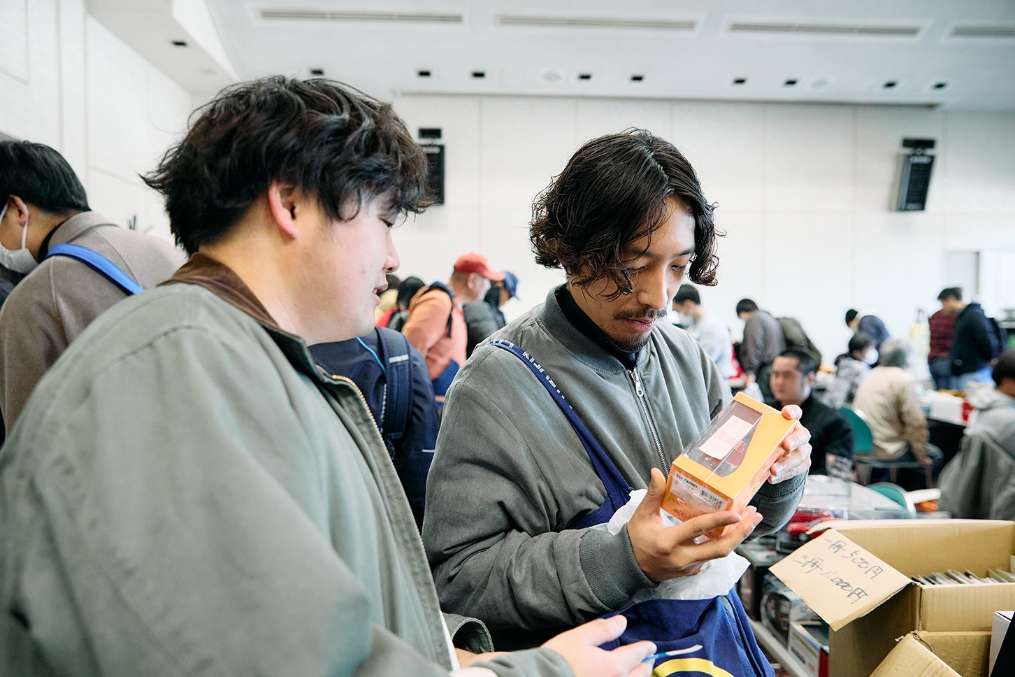 物色中の表情は真剣そのもの。