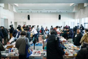 「カーサブカルマーケット10」は、川崎にある「会館とどろき 2階」の一室で開催された。1時間もあればひと通り見て回れる規模だが、何周もしてしまう楽しさがある。