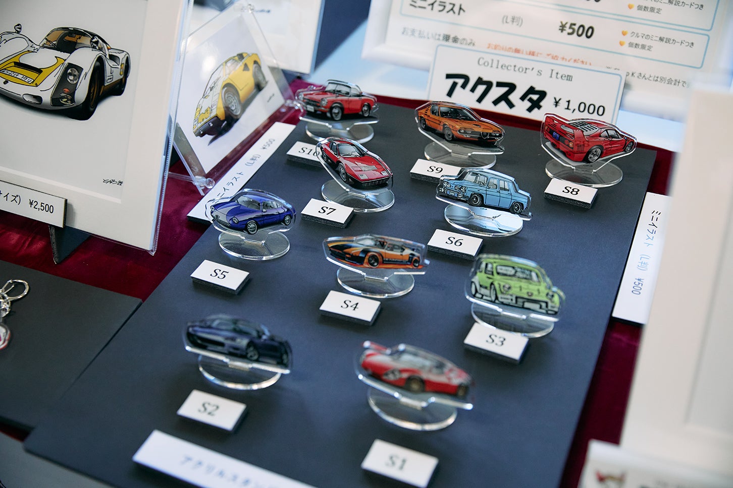 オリジナルイラストをアクリルスタンドにして販売する出店者も。自分の愛車があったらつい買ってしまいそうだ。