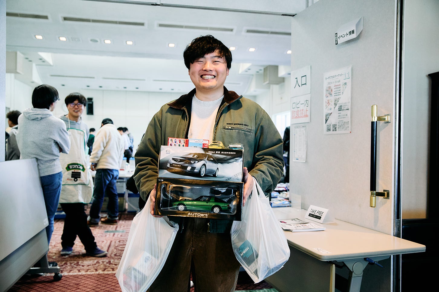 スケールモデルやカタログをどっさり購入していた友人Tこと、ナタネ氏。こんなに買い込んでいるクセに、この後さらにホビーショップをハシゴするそうだ（笑）