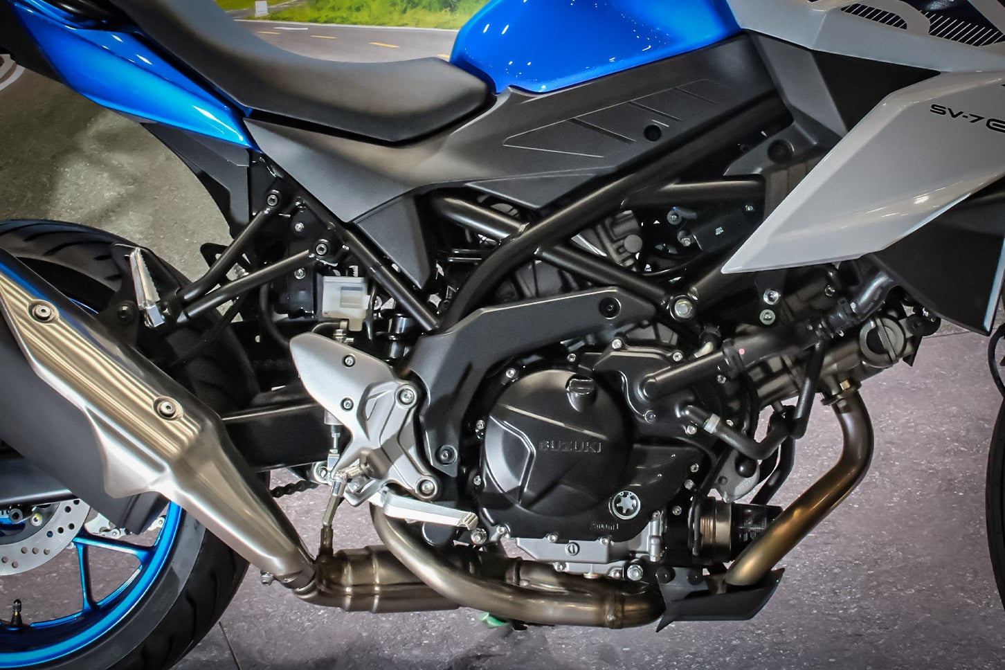 最高出力54kW/8500rpm、最大トルク64Nm/6800rpmを発揮する645cc水冷V型2気筒DOHCエンジン