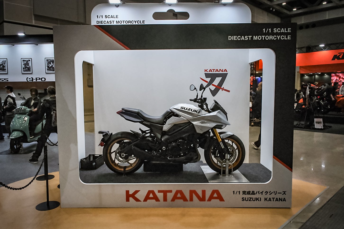 AOSHIMAの完成品モデルシリーズ「スカイネット」のパッケージを模して設置された、KATANA（1/1スケール）のフォトスポット。