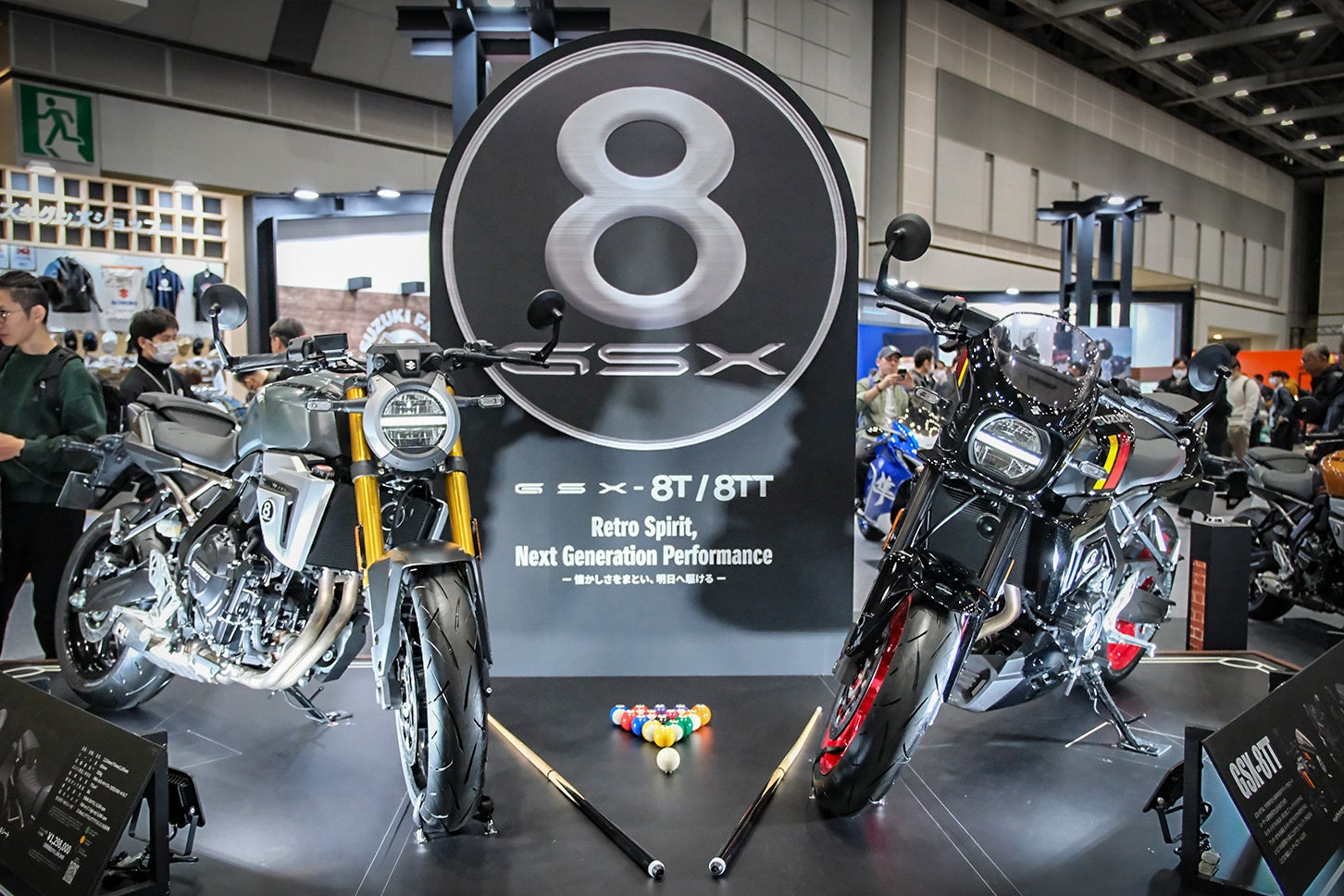スズキブースでは、新型「GSX 8T/8TT」も目立つ場所に展示されていた。