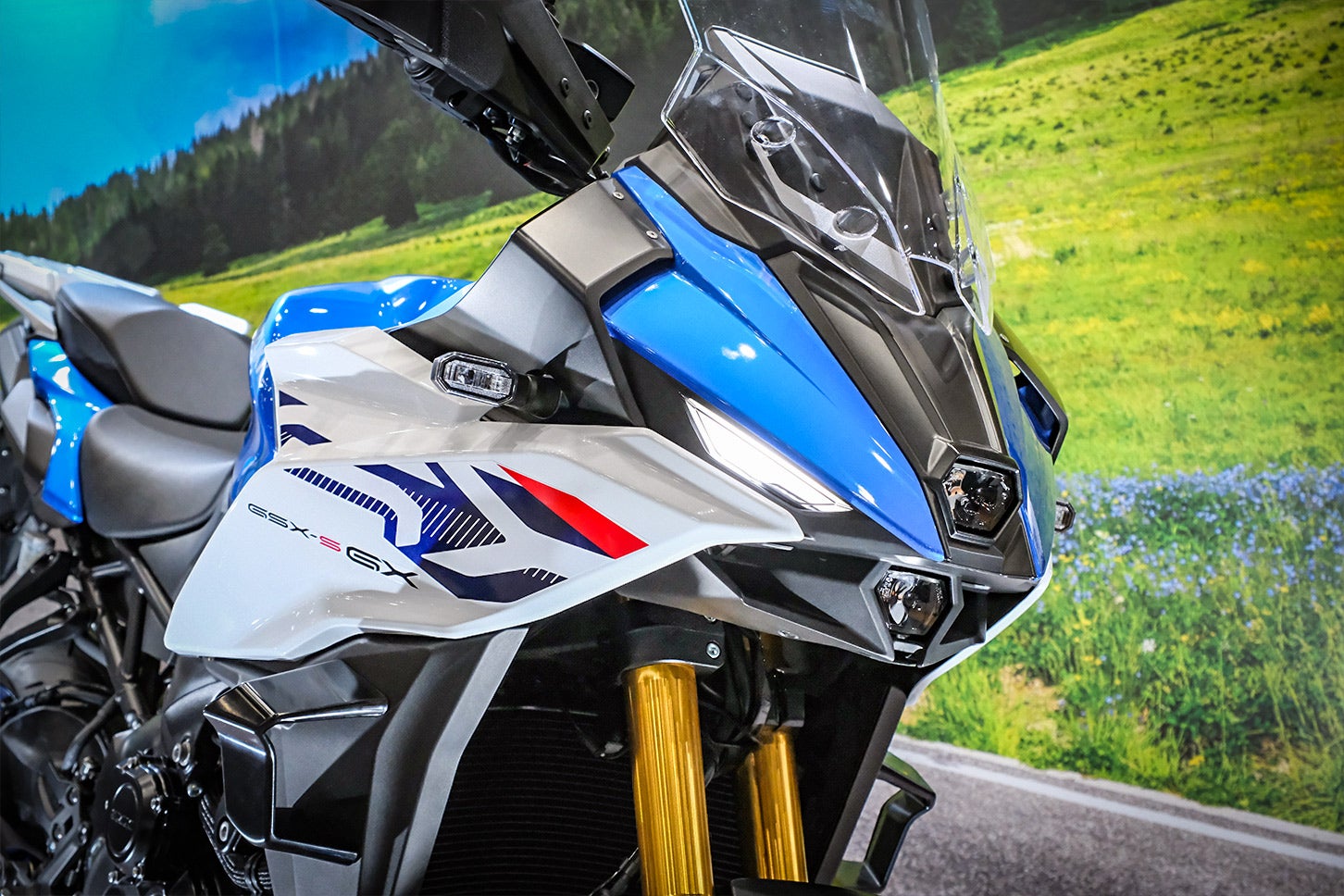 新しいGSX-S1000GXでは、スーパースポーツでトレンドとなっている「ウイングレット」を標準装備している。