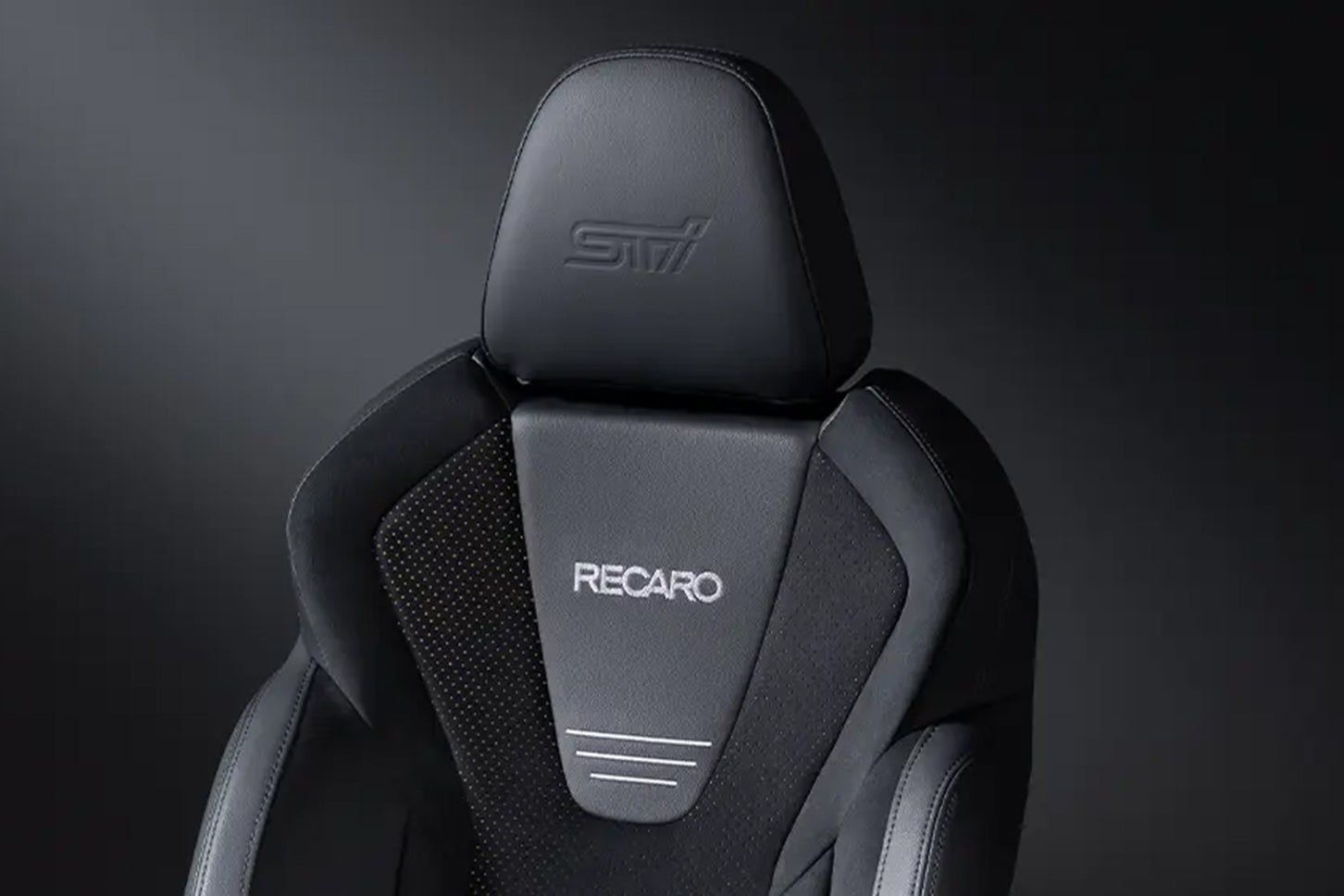 スバルWRX STIスポーツ♯｜ウルトラスエードシート［ブラック（ブラックステッチ）、イエローパーフォレーション］（レカロ製フロントシート、STIロゴ入り）