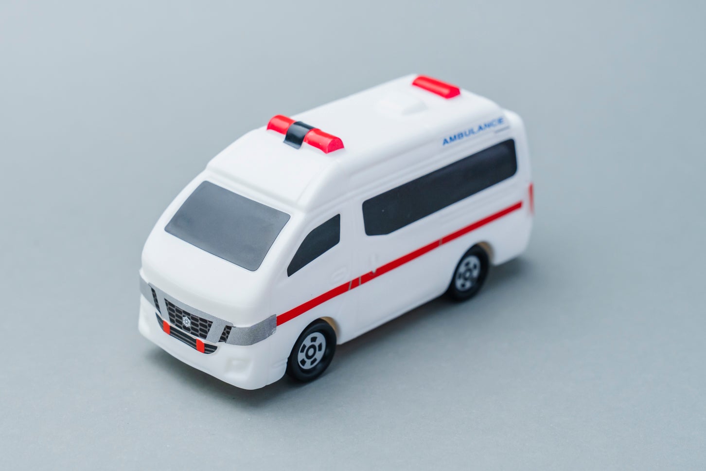 ハッピーセット「トミカ」日産 NV350 キャラバン 救急車