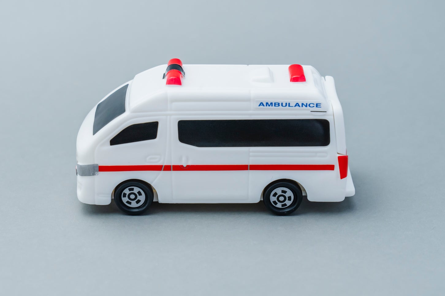 ハッピーセット「トミカ」日産 NV350 キャラバン 救急車