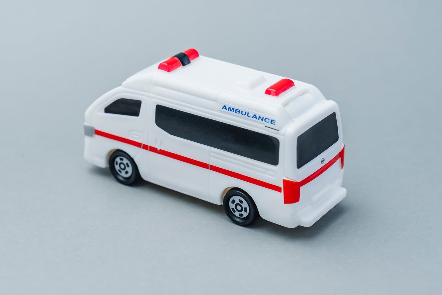 ハッピーセット「トミカ」日産 NV350 キャラバン 救急車