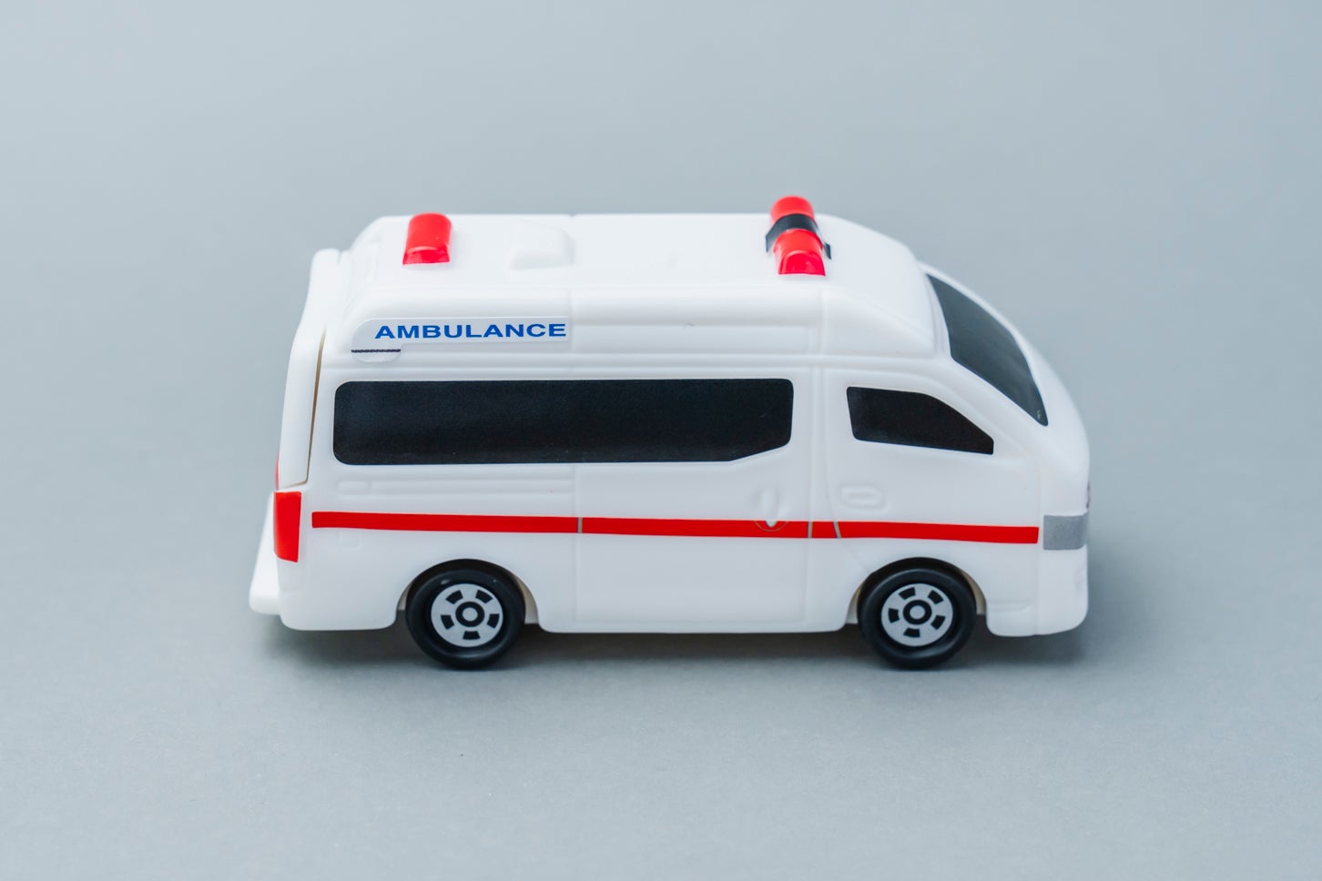 ハッピーセット「トミカ」日産 NV350 キャラバン 救急車