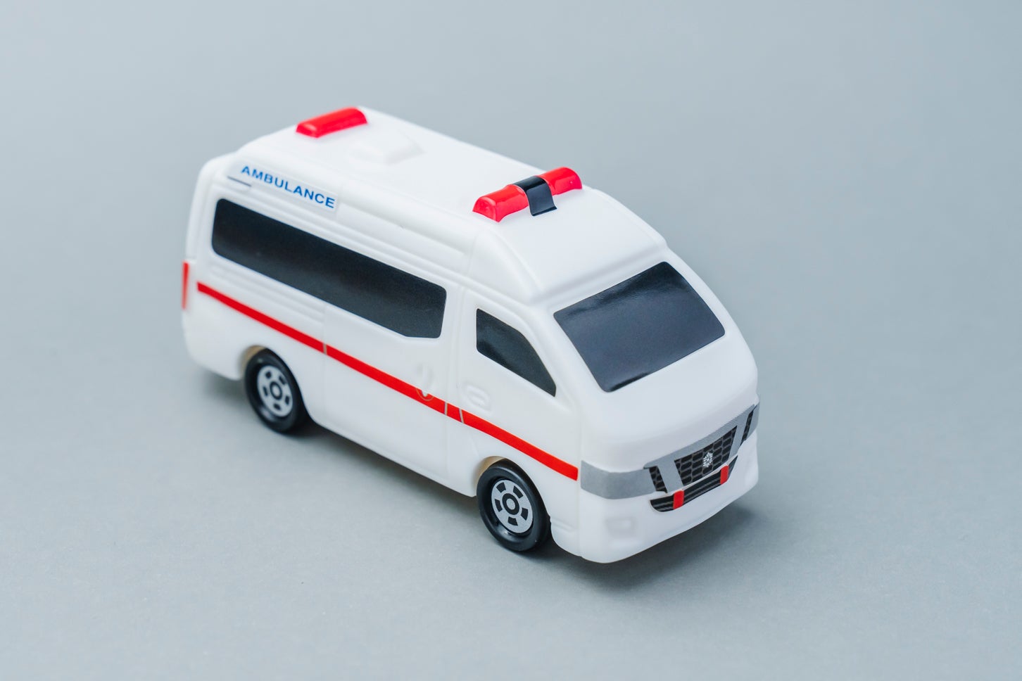 ハッピーセット「トミカ」日産 NV350 キャラバン 救急車