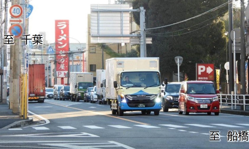 混雑する「国道296号」の様子。
