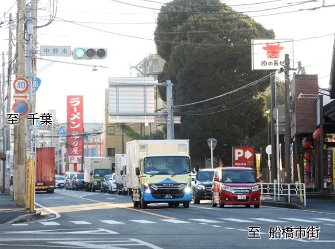 混雑する「国道296号」の様子。