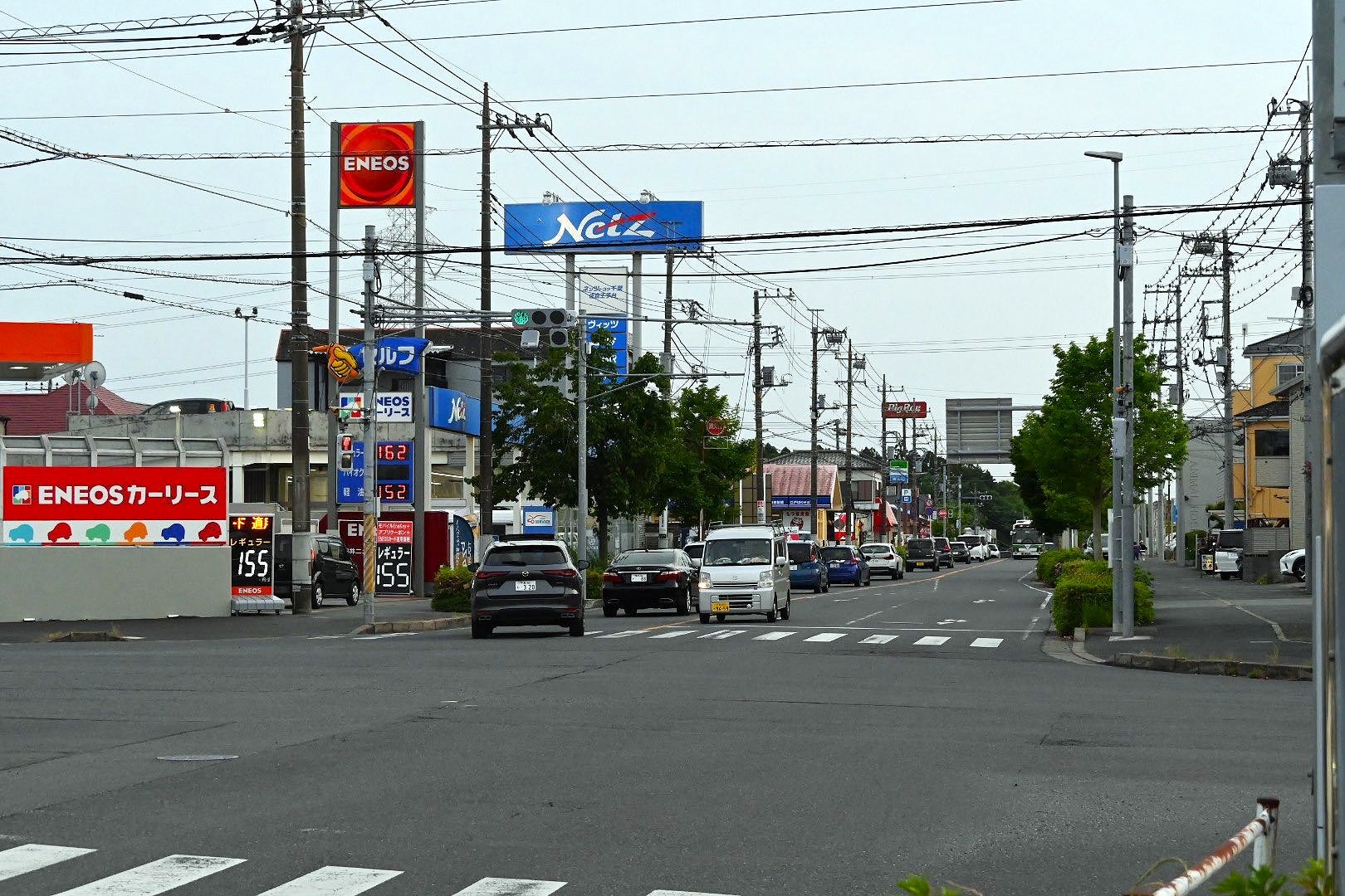 混雑する「国道296号」の様子。