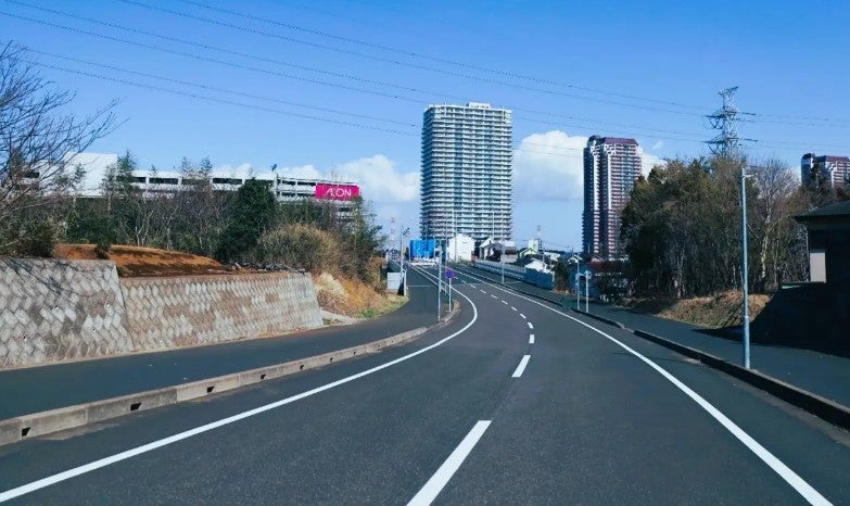 イオンタウンユーカリが丘周辺の八千代バイパス。