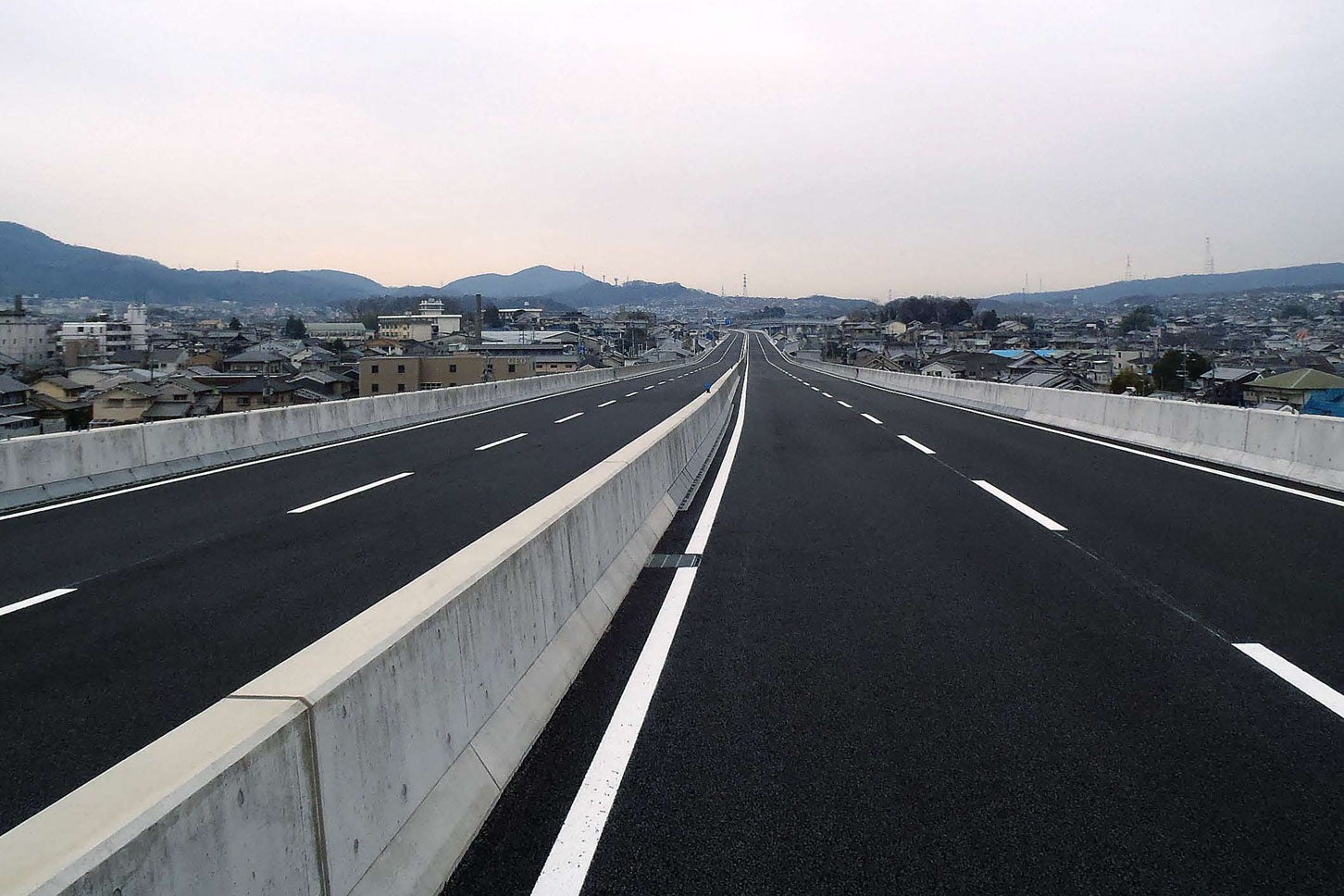 4車線化された中和幹線の様子。