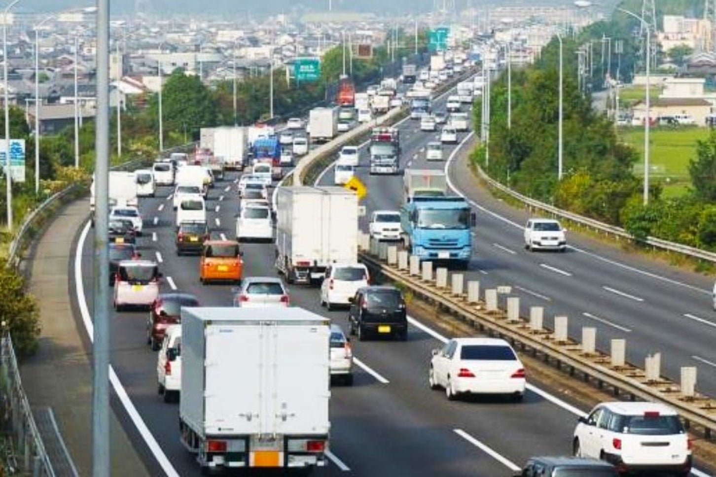 渋滞が激しい国道2号バイパス。姫路バイパス、加古川バイパスとも交通容量がひっ迫している