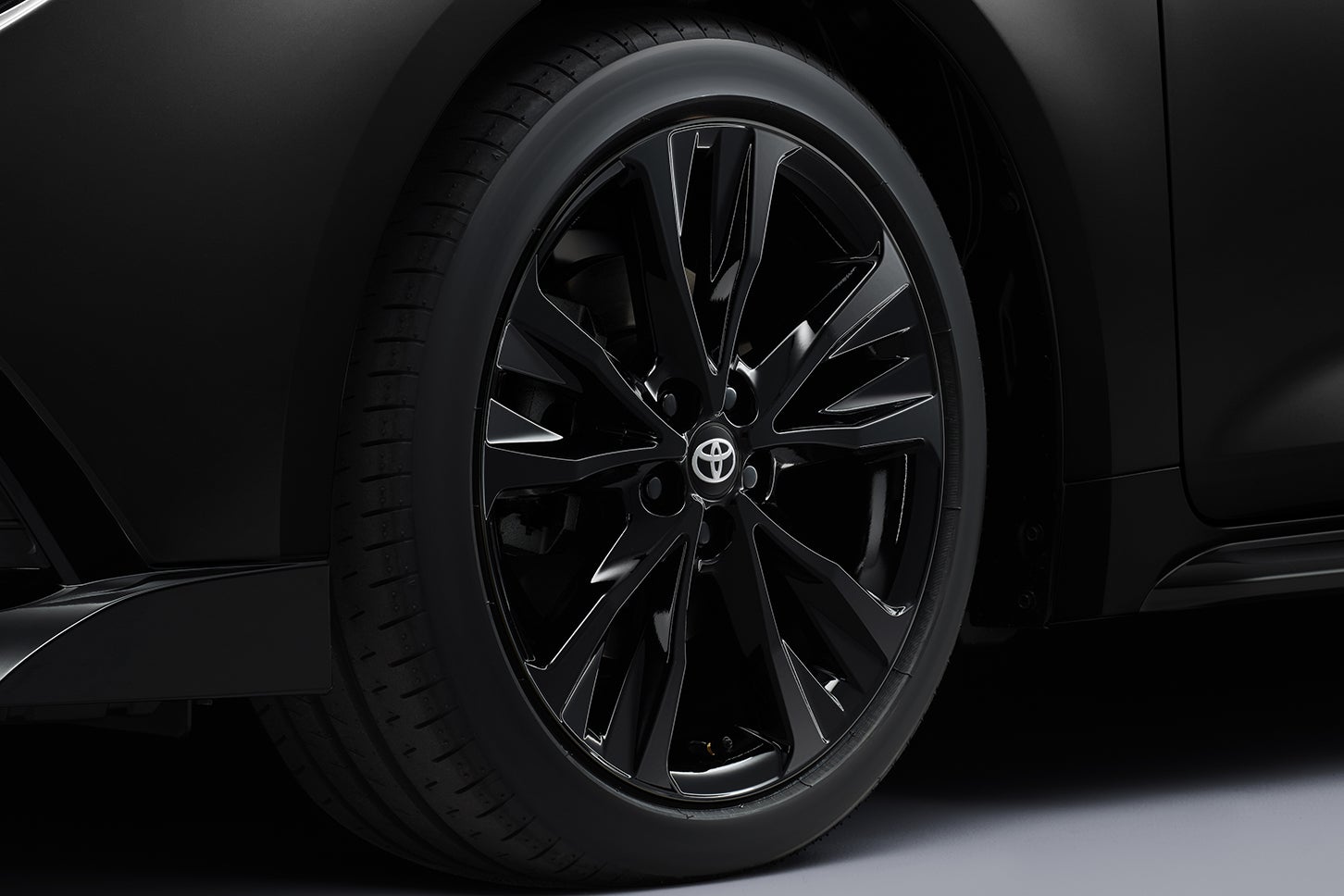 トヨタ・カローラ アクティブスポーツ／カローラ ツーリング アクティブスポーツ｜215/45R17タイヤ＆17×7½Jアルミホイール（ブラック塗装/センターオーナメント付）