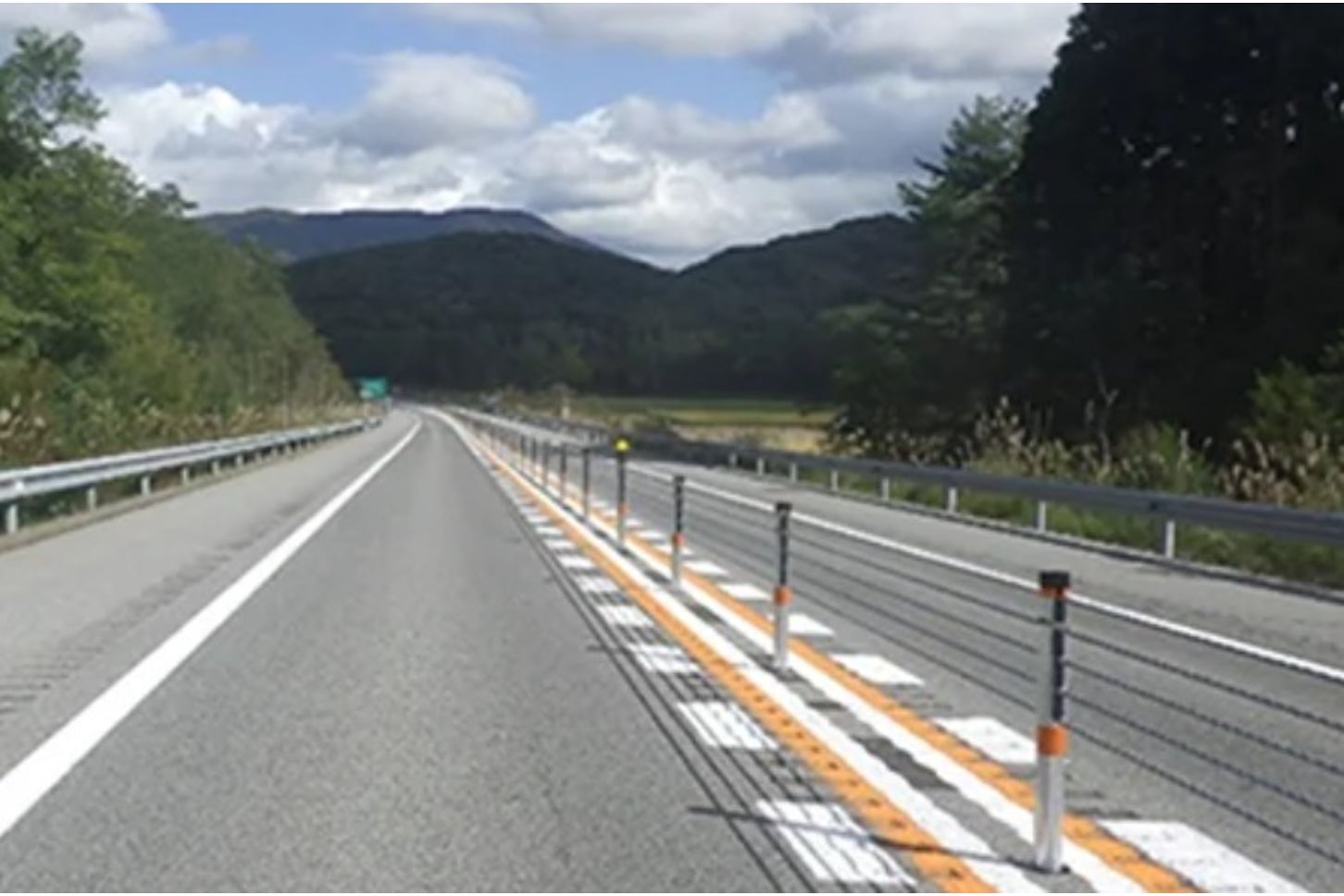 山形自動車道が東北道からさらに東進し、仙台空港へ直結する構想がある。