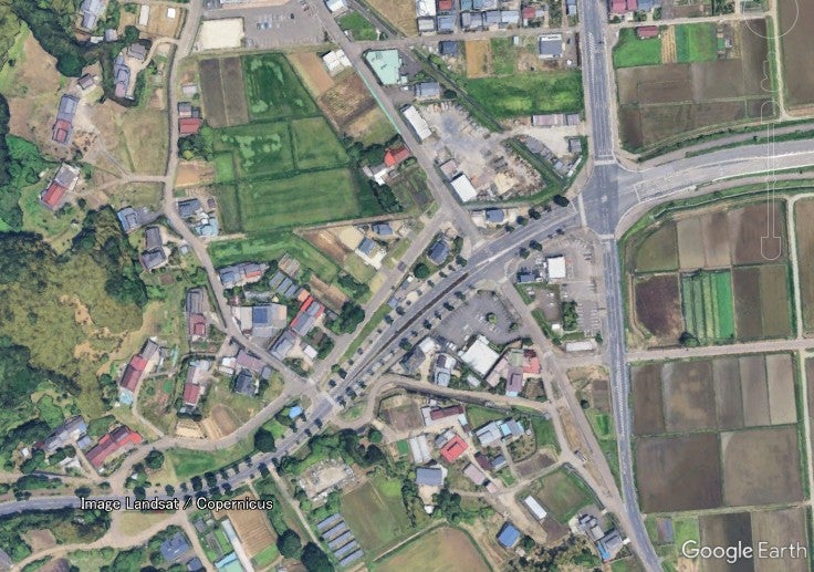 仙台空港から西進する4車線道路は、山裾で途切れる。宮城県横断自動車道はここからいったん南へスイッチする構想だ