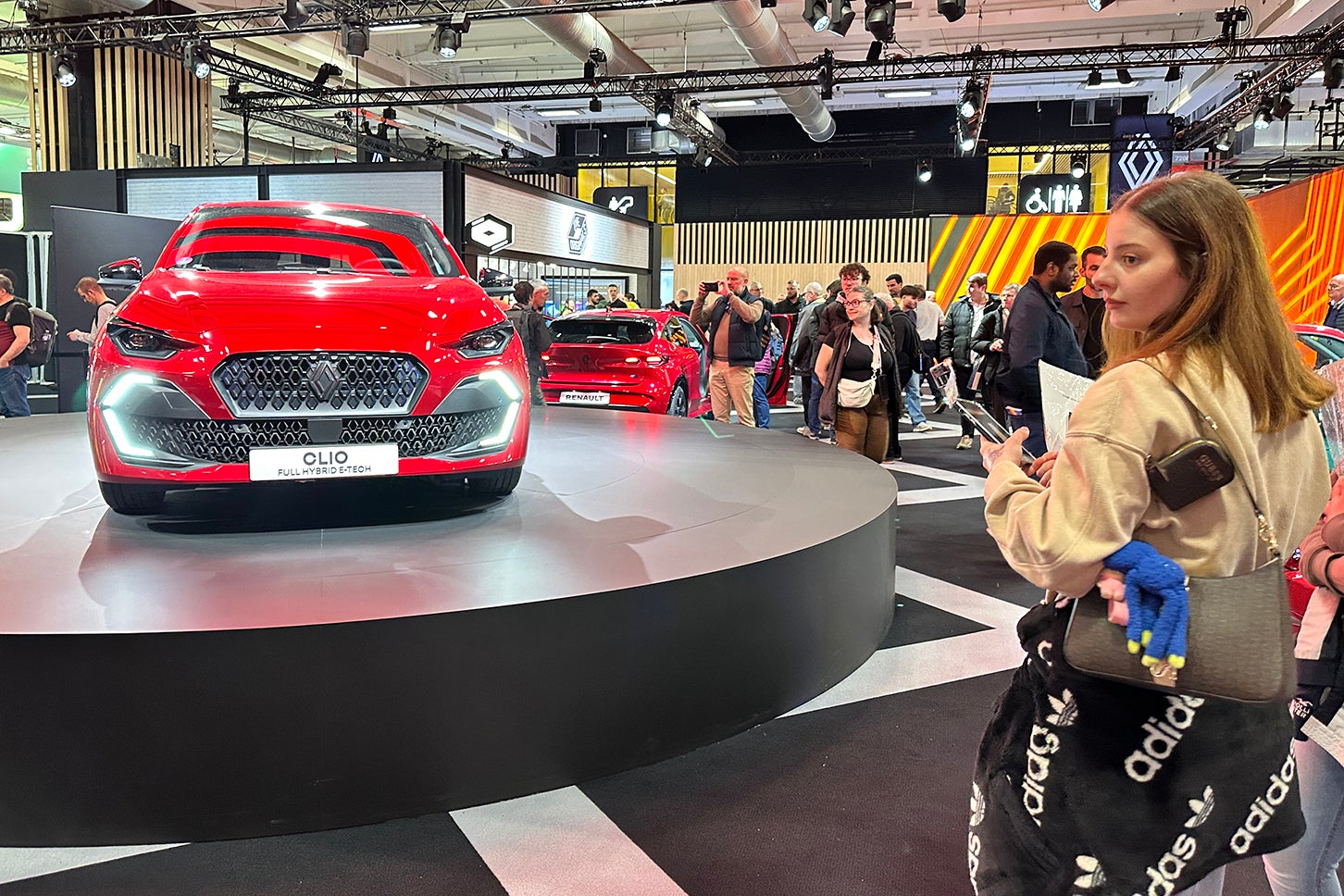 ルノーは歴代クリオとそのスポーツ仕様を展示するとともに、2025年9月に発表した6代目をアピールした。
