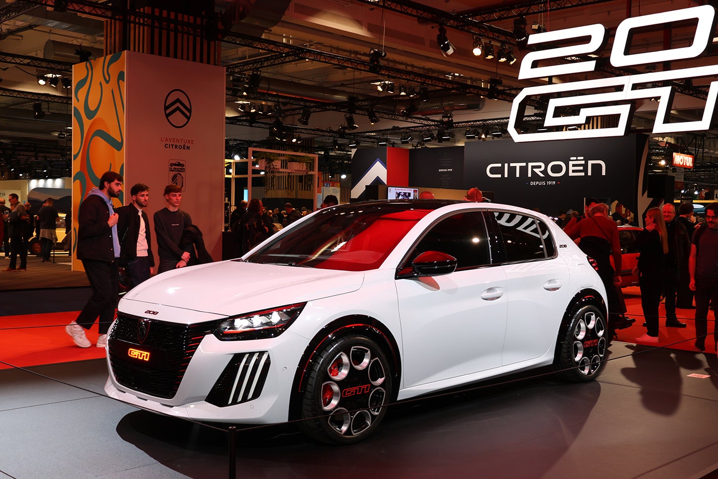 傑作205に対する好印象を最新型の「e-208GTI」にも投げかけてほしい、というのがプジョーの意図だったことがわかる。